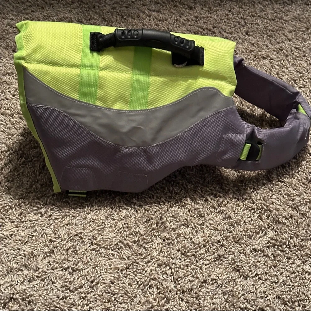 Dog life jacket size medium-Adjustable and rescue handle